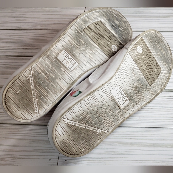 Women's Time and Tru white canvas shoes Christmas gnome decorated size 8½ (sg1) - Picture 7 of 8